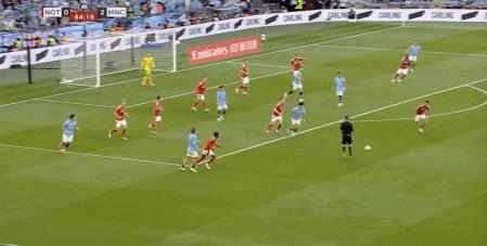 Vào thời điểm quan trọng, Guardiola đã chọn cách làm mới lại đội hình, nắm bắt điểm yếu về sức mạnh của Nottingham Forest