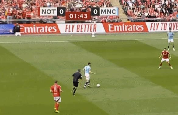 Vào thời điểm quan trọng, Guardiola đã chọn cách làm mới lại đội hình, nắm bắt điểm yếu về sức mạnh của Nottingham Forest