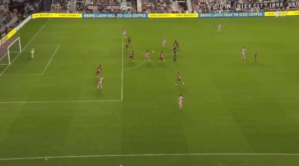 Kết thúc chuỗi bốn trận không ghi được bàn thắng! Messi ghi bàn vào lưới New York Red Bulls và đã ghi được 859 bàn thắng trong sự nghiệp của mình