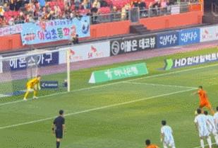 Thủ môn Cho Hyun-woo của Ulsan một lần nữa trở thành cầu thủ cản phá phạt đền, cản phá phạt đền trong hai trận liên tiếp