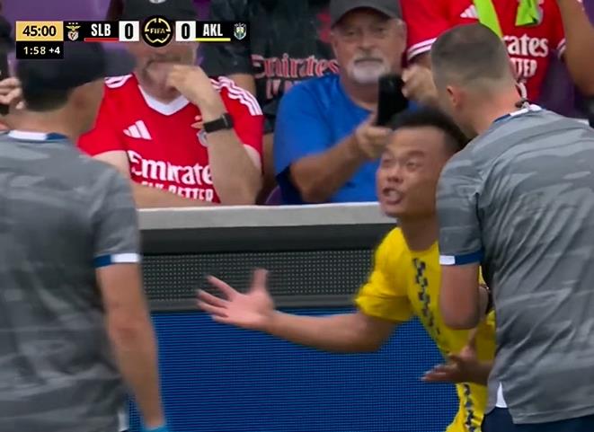 Hành trình Club World Cup của Zhou Tong kết thúc: tạo ra mối đe dọa cho Bayern, không muốn rời sân sau chấn thương trong trận đấu với Benfica