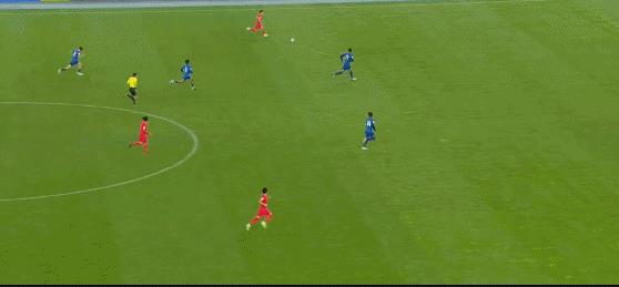 Thành tích của Wu Lei tại vòng loại World Cup: 5 bàn thắng trong 5 trận ở vòng 36 đội, và chỉ chơi 2 trận ở vòng 18 đội do chấn thương.