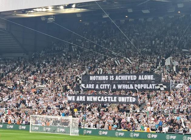 Người hâm mộ Newcastle giơ biểu ngữ: "Sự vĩ đại không đến từ một cá nhân; chúng ta là một thành phố"