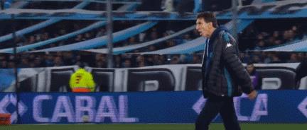 Atletico Madrid đã phải chịu một cuộc lội ngược dòng sau khi đối thủ ghi hai bàn trong thời gian bù giờ. Huấn luyện viên đã nổi giận và chửi rủa trọng tài là "kẻ trộm" sau khi nhận thẻ đỏ.