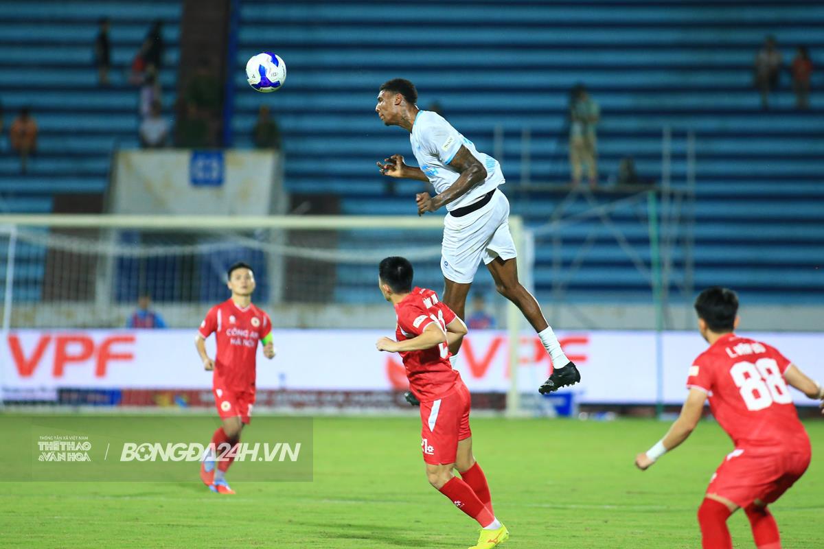 Tiền đạo cao 2m06 "mất tích" tại Nam Định