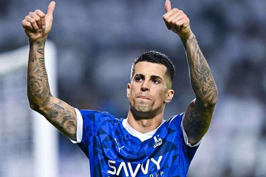 Joao Cancelo dang tren duong tro lai chau au choi bong.
